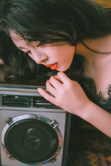 桃花洞口开香蕊落莓苔意思